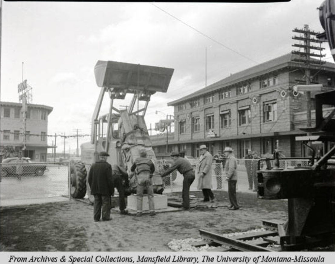 Putting up the Mullan statue in Missoula